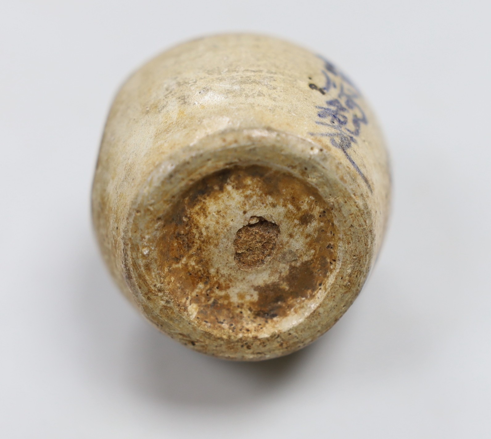 A Chinese blue and white jarlet, late Ming dynasty, 5cm